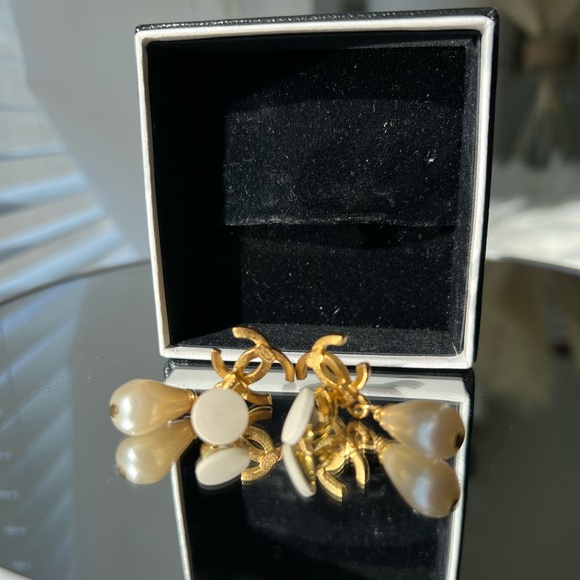 EUC~ CHANEL Vintage Clip-on Pearl Drop Earrings w/ COA 😍 - Picture 9 of 12